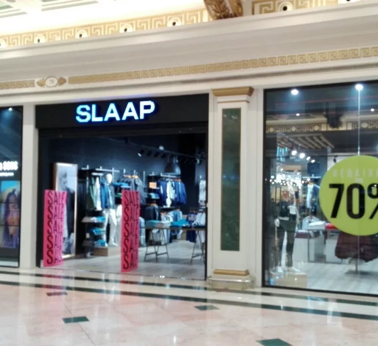 Escaparate tienda SLAAP en centro comercial