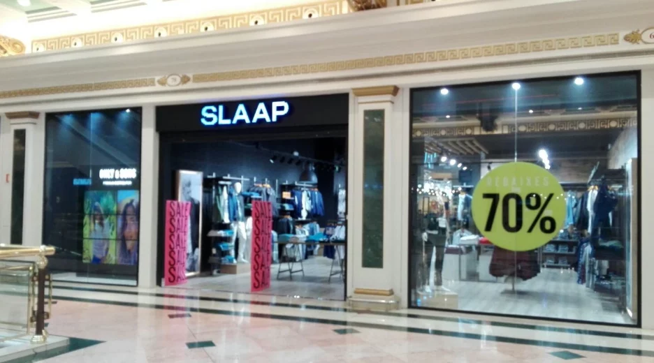 Escaparate tienda SLAAP en centro comercial