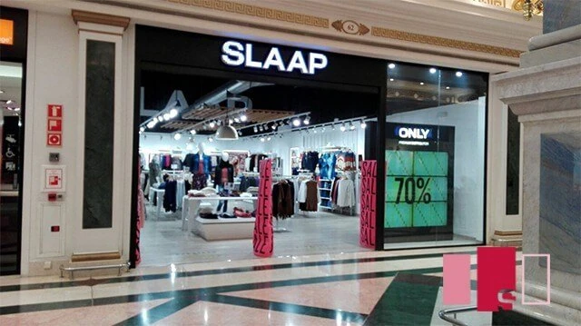 proyecto escaparate de aluminio tienda SLAAP en centro comercial