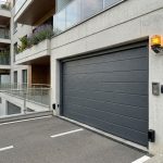 puerta seccional de garaje en comunidad con fotocelulas y señalizacion de seguridad