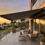 toldo cofre motorizado con sensor de viento y sol instalado en terraza moderna