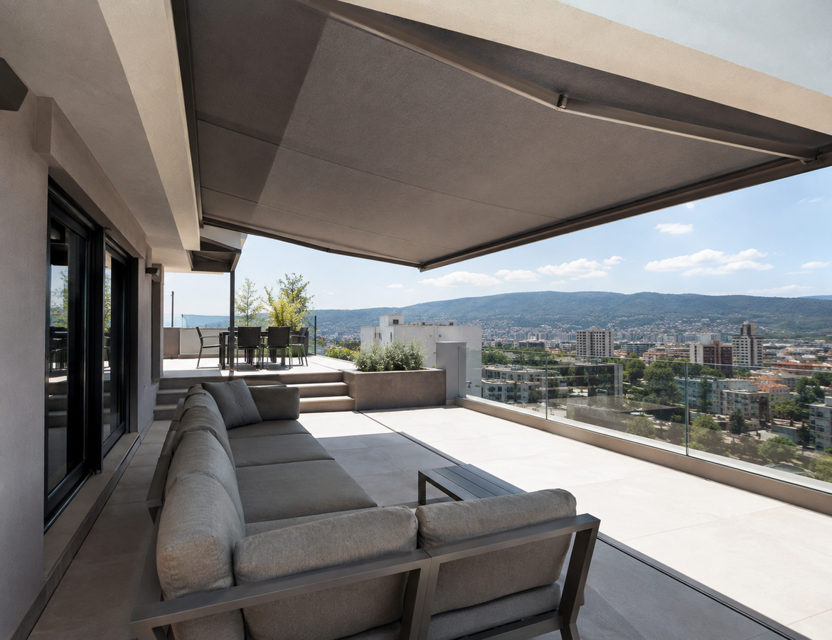 atico moderno con toldo cofre y pergola bioclimatica creando zonas de sombra