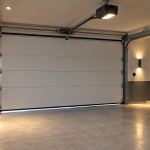 garaje moderno con puerta seccional e iluminacion automatica mediante sensores
