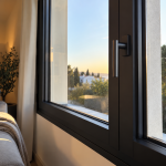 detalle de manilla moderna y acabado resistente en ventana de aluminio