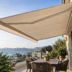 toldo extensible limpio y bien tensado en terraza durante el verano